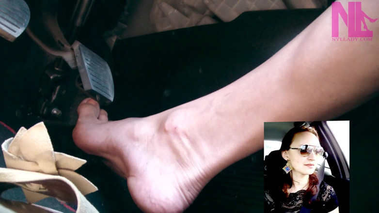 Nyllady: Gek rijden in platte sandalen en op blote voeten