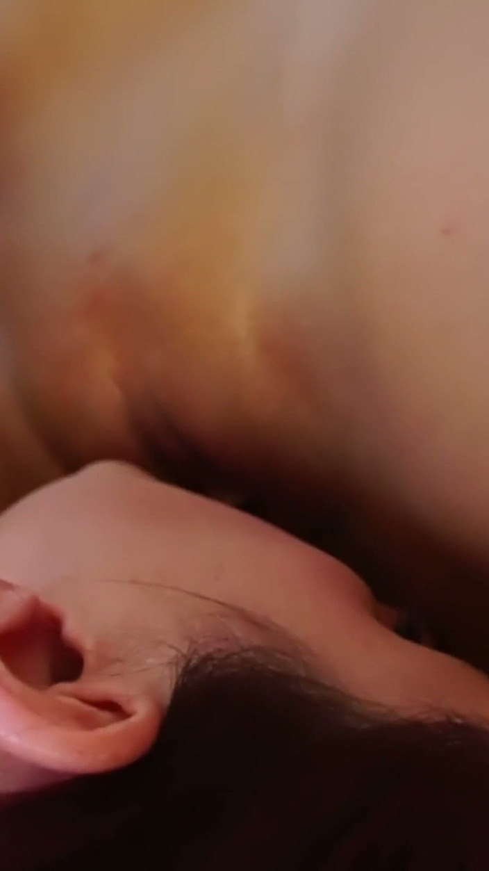 Lesbian Love Movies: Trio lesbien derrière des rideaux blancs - une rousse à forte poitrine...