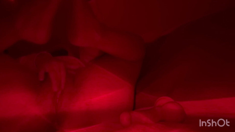 KapkanAruniCouple: Küçük üvey kız kardeş vajinasını hazırlıyor.