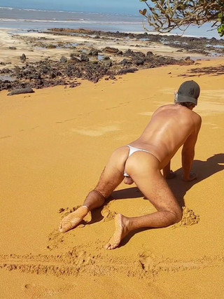 Ladysilvas: Ladysilva travesti plajda ateşli götünü külotla gösteriyor