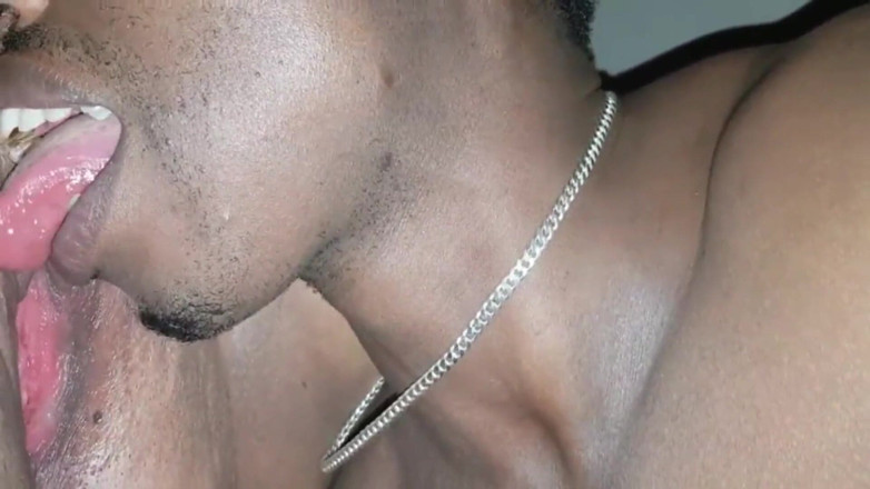 Real homemade BBW BBC porn: Wildenglishbbw büyük zenci yarağı Nata4sex masajı sikini sert emiyor