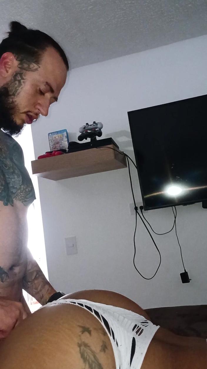 Vikingoazul: Beyaz iç çamaşırı giymiş femboy poposu ben boşalana kadar sikişiyor