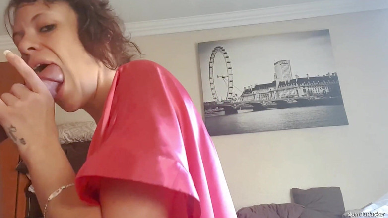 domslutfucker: Awek dalam jubin merah jambu menghisap zakar dan memberikan handjob...