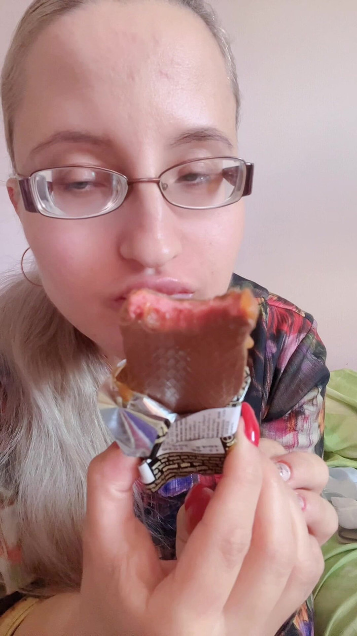 FinDom Goaldigger: Asmr eet eiwitreep zonder suiker