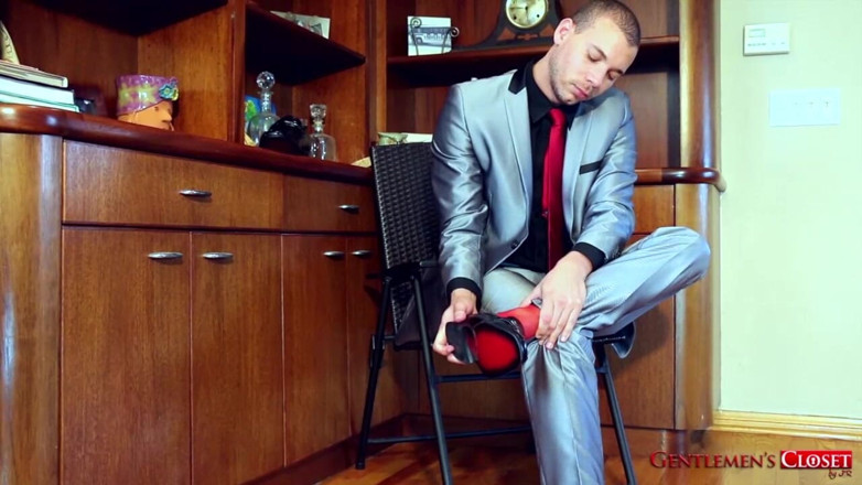 Gentlemen's Closet: Алехандро проти прослуховування