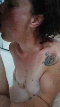 Mi godo il mio nuovo grosso dildo con un cazzo in bocca