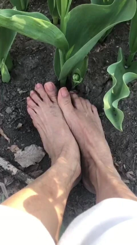 Naelor: Melove with Her Small Feet Outdoor in the Garden
