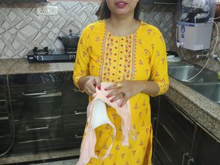 Saara Bhabhi: 義理の妹がキッチンで料理をしていたとき、義理の兄が後ろから彼女を連れて行きました