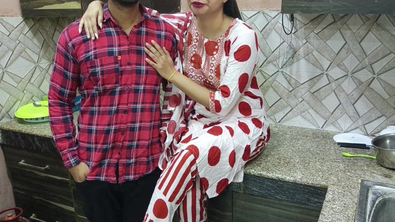 Hornycouple149: Sexy stiefmoeder Saara stemt ermee in om haar nieuwsgierige stiefzoon...