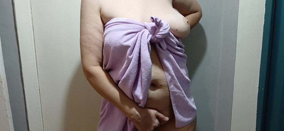 Lesbian-candys: La mia calda vicina mamma mi seduce quando esce dal...