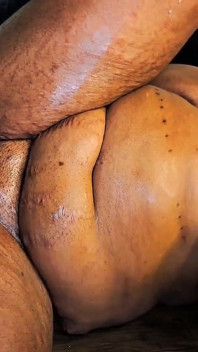Geknebelte alte MILF wird im büro versohlt