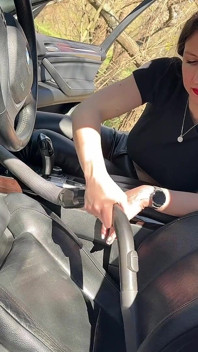 Пылесос в кожаных сиденьях на улице