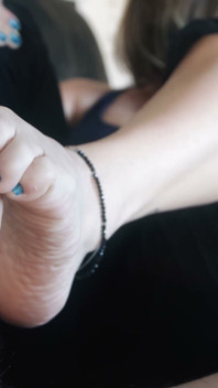 MILF dalam footjob sengit pada petang musim sejuk!