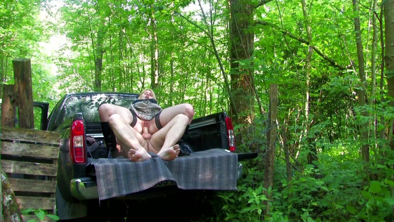 German amateur - 100% German hardcore videos: Deslumbrante loira adora ser perfurada no carro