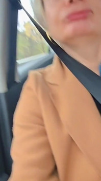 MILF Chaude Et Sexy En Voiture