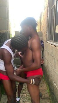 Cel mai sălbatic sex din Africa în aer liber cu două vârfuri demolează un cur tânăr