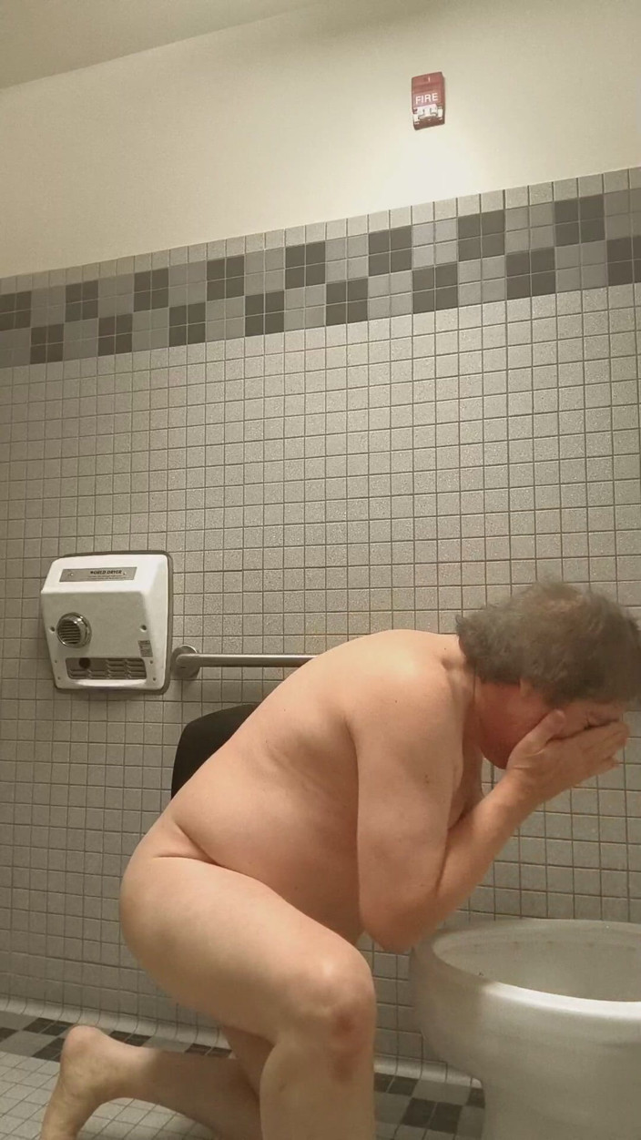 American_Nudist: ameriki nagnataavaadi: tarotaaja hone ke lie saarvajnik shauchaalay ka upyog...