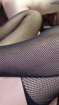 Seksi sarışın genç kız ve azgın orta yaşlı seksi kadın sert bir grup sekse bayılıyor