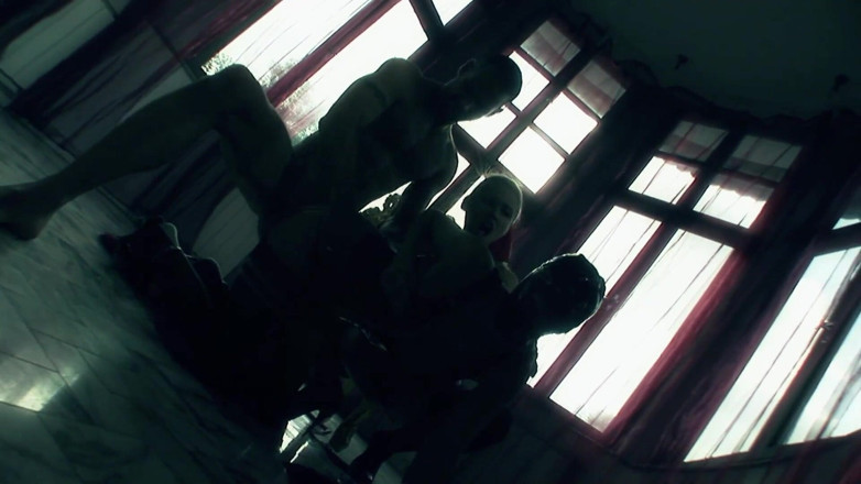 Threesome 4ever: 엉덩이에 딜도와 보지에 자지로 친구를 따먹어