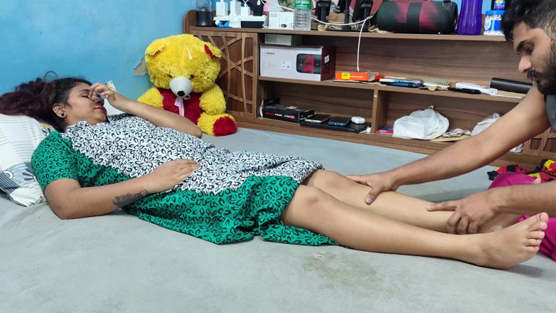 Vaishnavysharunraj: Malayali Wife Feet Massage Doing by Husband