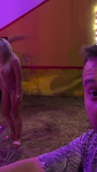 Chica tatuada es follada por un tipo de payaso