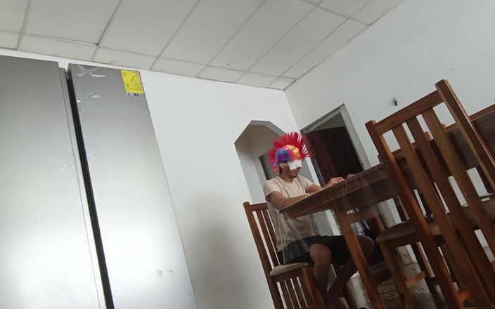 Goky: Si mette una pannocchia nella figa e si masturba