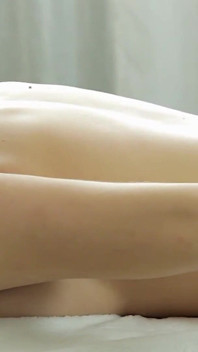 Il massaggio si trasforma in un pompino salivoso e gocciolante sborra sborrata in faccia