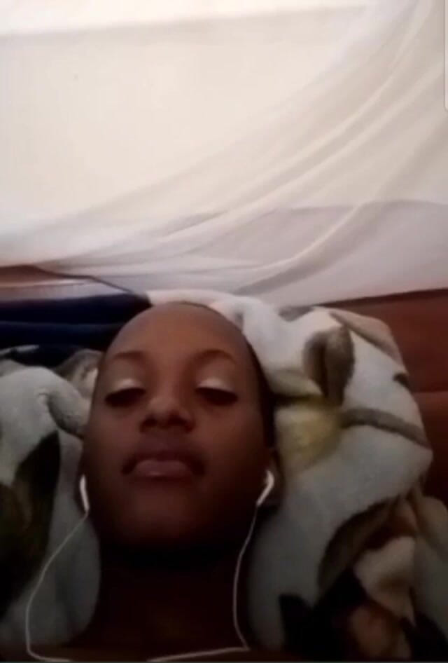 Me and my new slut: エボニーのムラムラした女の子がビデオ通話で彼氏とオナニーし、彼女は潮を吹く