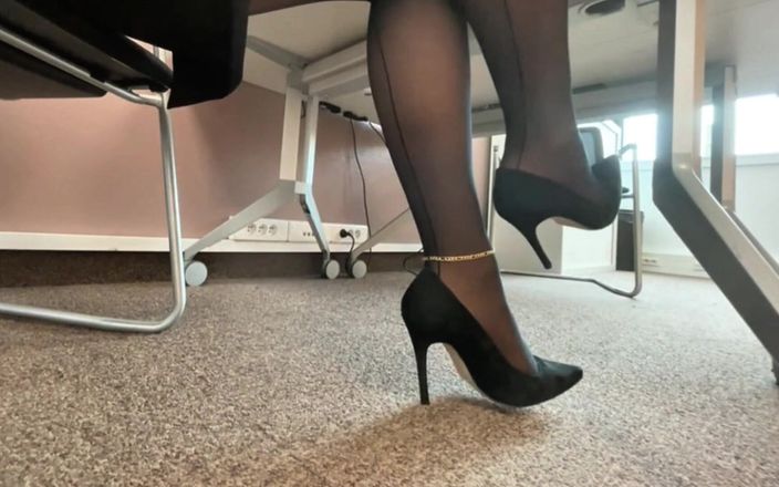 Niki studio: Mira mis pies mientras ignore en el trabajo