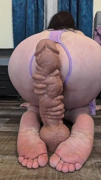 MILF Mit Dickem Arsch Reitet 3 Riesige Dildos in Lila Dessous