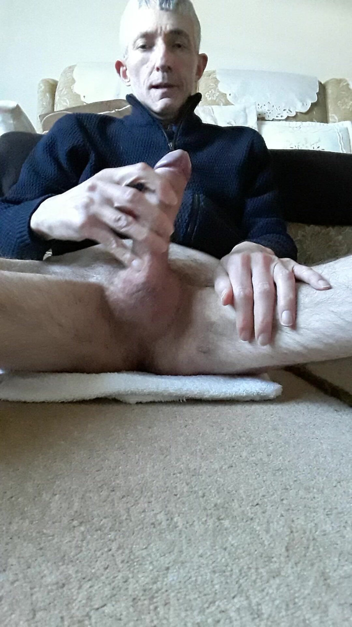 James Dirty Boy: Thủ dâm trong phòng khách