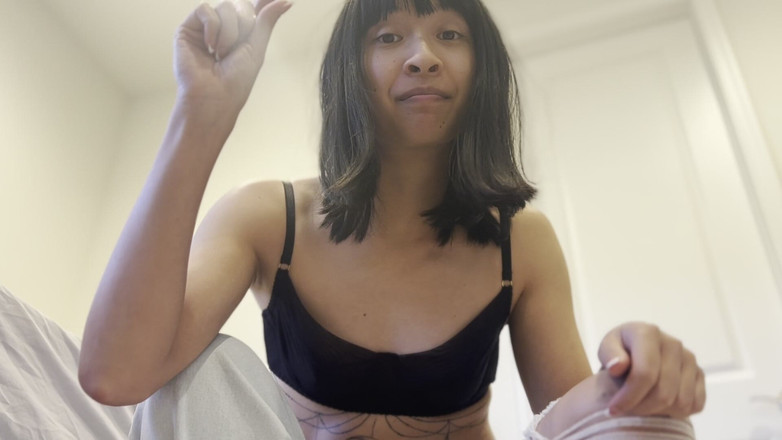 Felicity Azura: Giantess Squats in Jeans