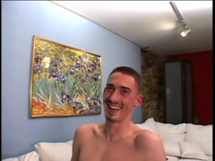 My MILF: Une MILF sexy glisse son beau cul sur de jeunes étalons...