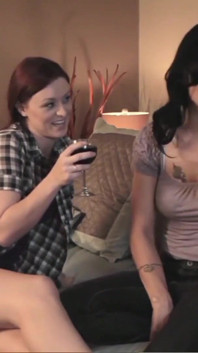 8teenhub - Karlie Montana e Zoey Holloway ti mostrano come fanno l'amore lesbico.