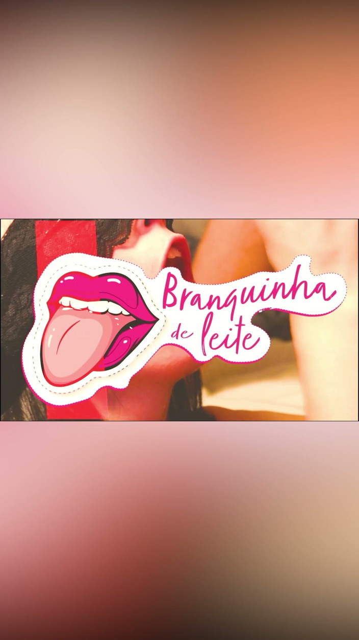 Branquinha De Leite: ओवरसाइज्ड शर्ट, पैंटीज ऑफ - लिविंग रूम में लंड चुसाई और खड़े होकर चुदाई