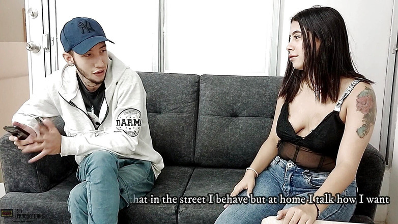 Vayolet: Kawan baik saya mengatakan dia gay tetapi dia mengongkek pepek...