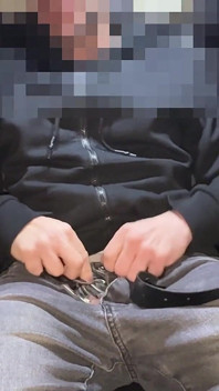私と18歳の友人は、寝取られ夫たちの前で車の中で見知らぬ人とセックスしました