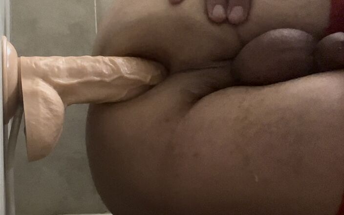 Juicy bottom: 直屁股玩假阳具的乐趣