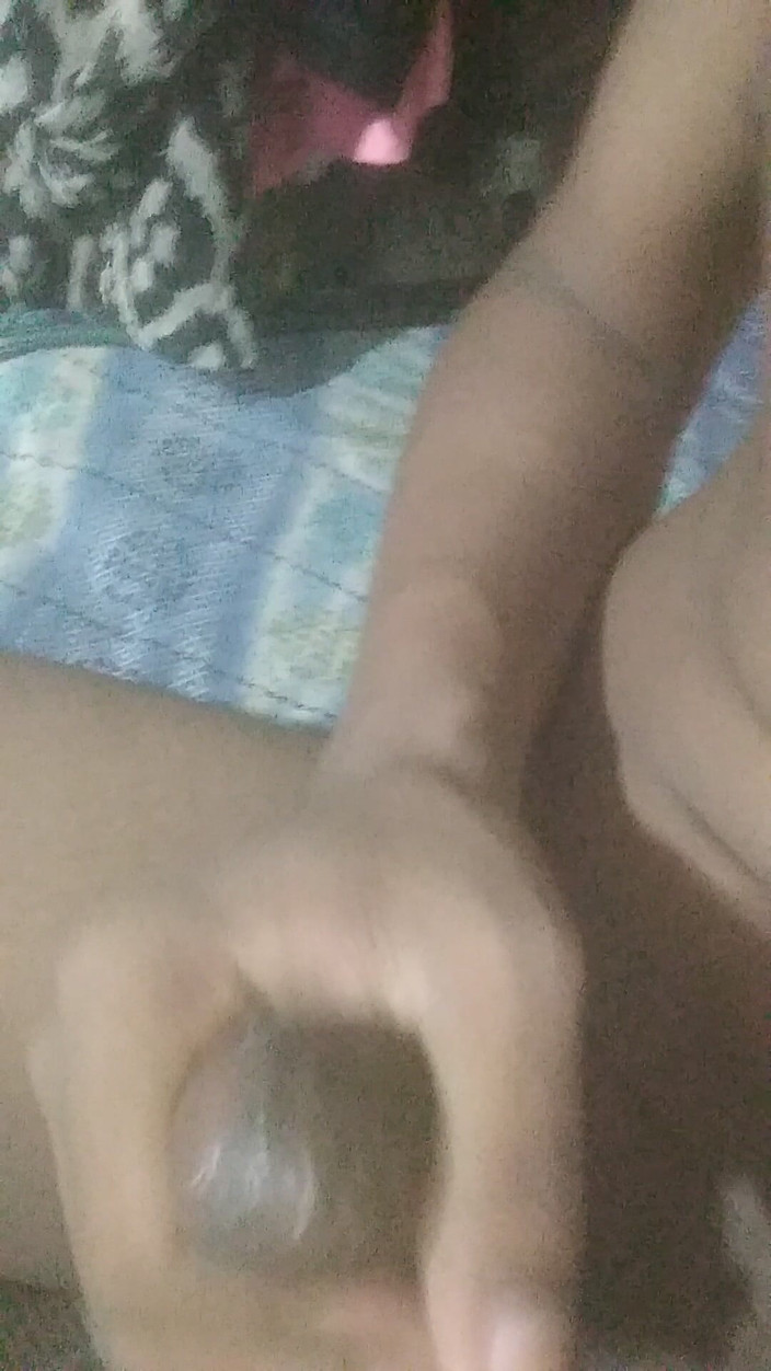 Look to me: Гетеросексуальный мужик мастурбирует большим черным инструментом