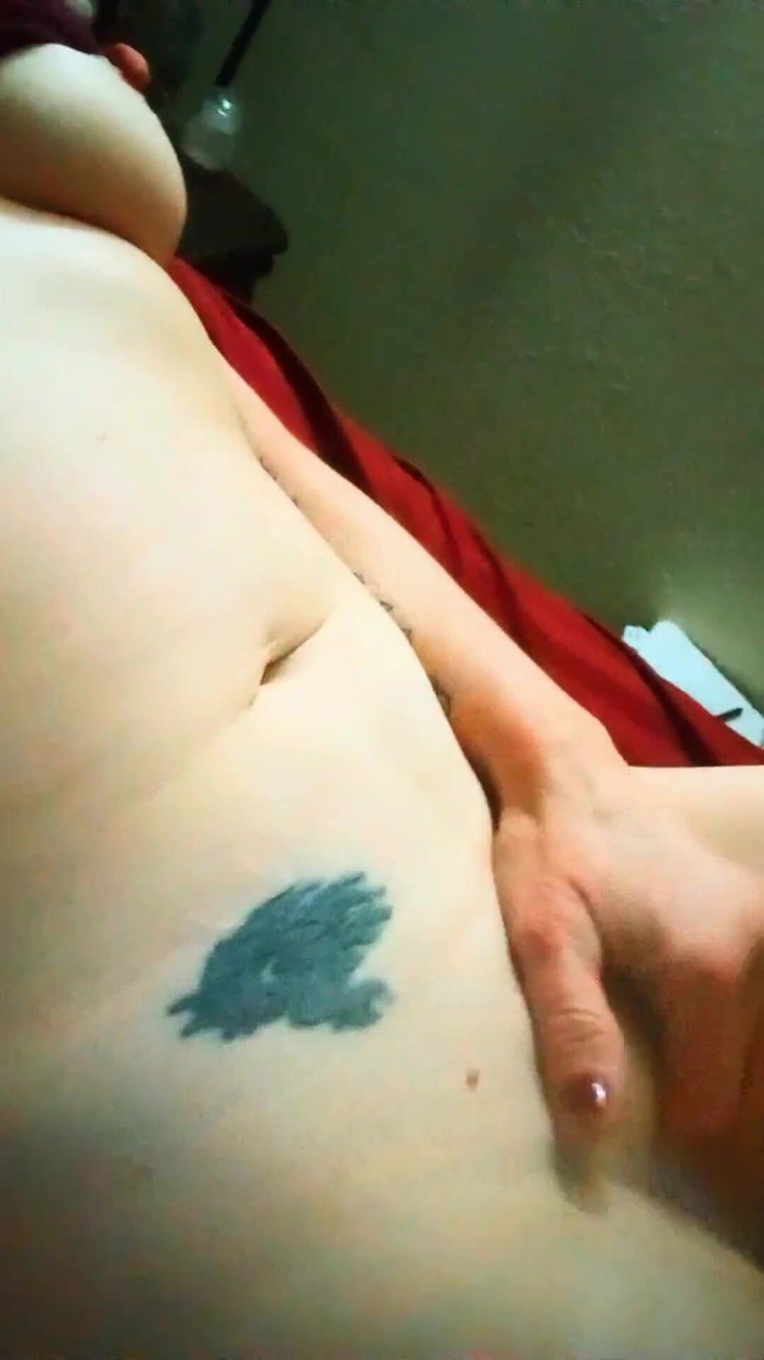 Bombstick and Trouble: Seksowna blondynka milf palce jej idealnej ogolonej cipki