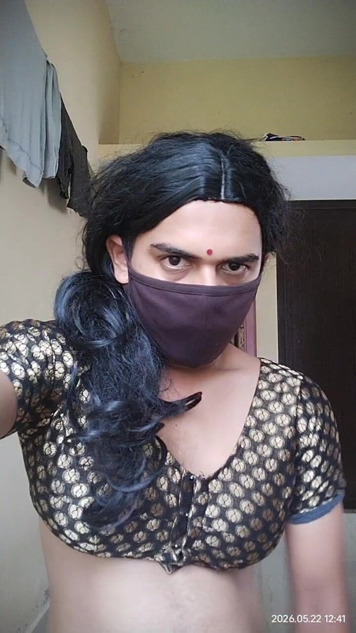 Harini: Crossdresser Harini mastrubuje a stříká