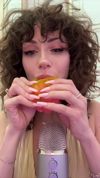 Waffle líže a saje Asmr