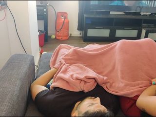 Miss Squirting: Enteado pego se masturbando
