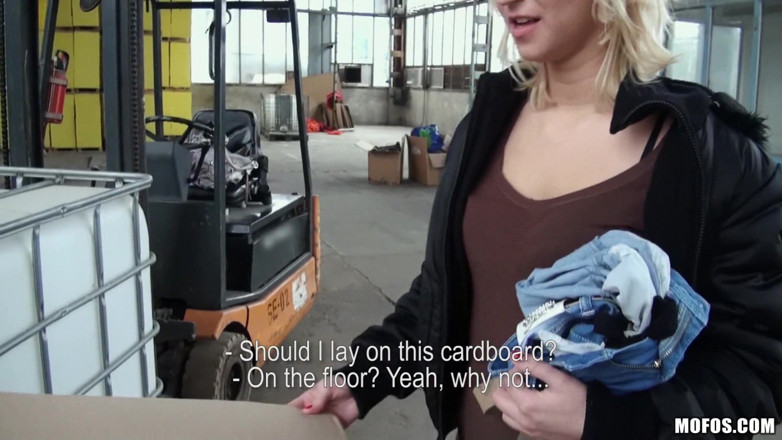 Public Pickups: Drague en public - Linda Ray, amatrice blonde sexy, se fait...