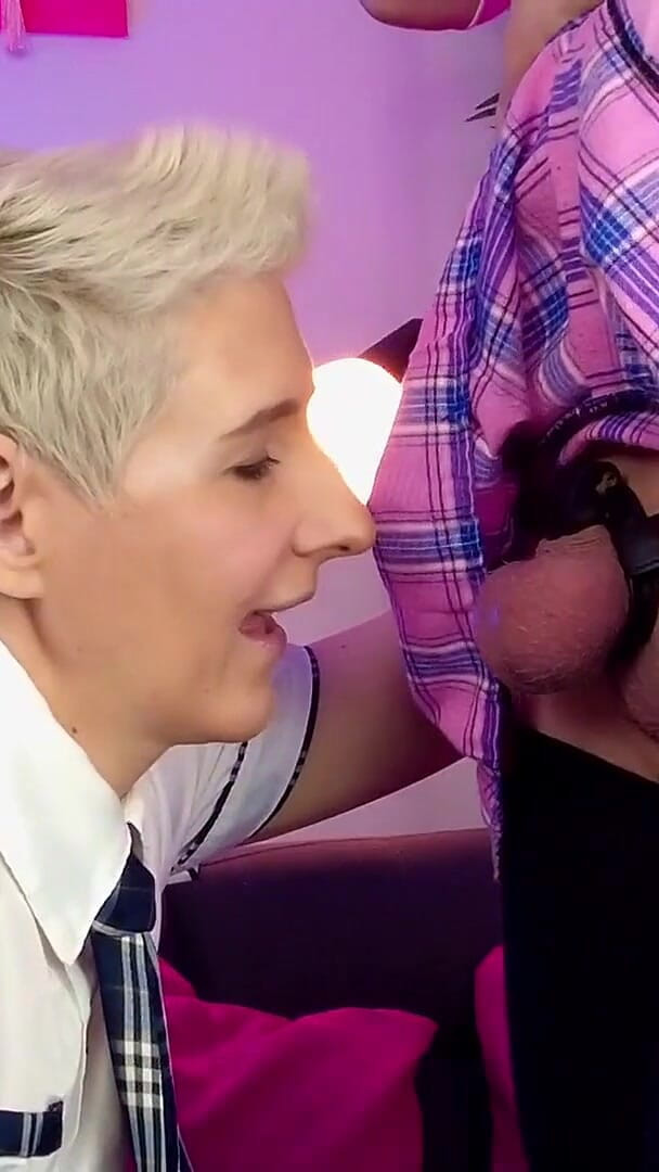 KinkyHome: Bollslickande fetisch - ovanlig känsla för låst femboy