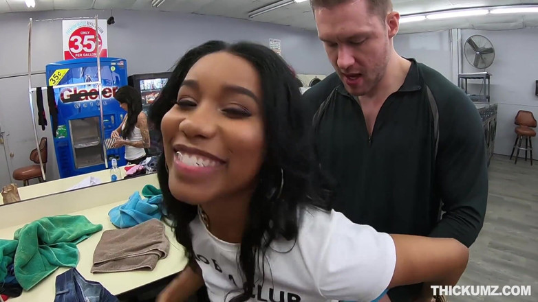 Team Skeet: Thickumz - eboni berpantat besar dikongkek dalam mesin dobi