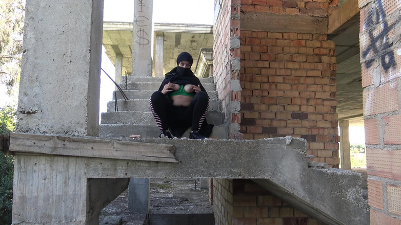 Souzan Halabi: 来自赫利奥波利斯的一位著名妻子的胸部乳白色，关闭她的办公室，出去取悦自己