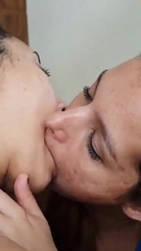 Besos lésbbitos calientes con chicas latinas sexy