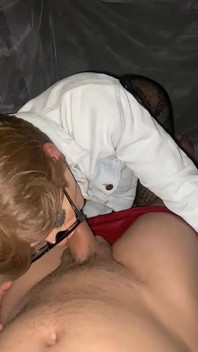 Tomas Dominant Donutí Femboye Kena Lízat Mu Varlata a Pak Ho Použije Jako Děvku