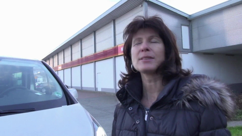 FUCK PARTY XXX and VINTAGE PARTY: Brunette rijpe vrouw opgepikt voor oraal in de auto en...